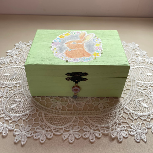 宝物入れ〉小花の錠とうさぎの守り番 (木箱・小物入れ 宝物入れ〉小花の錠とうさぎの守り番 (木箱・小物入れ