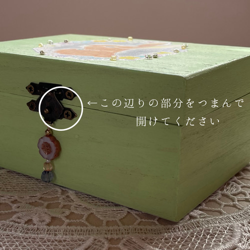 宝物入れ〉小花の錠とうさぎの守り番 (木箱・小物入れ 宝物入れ〉小花の錠とうさぎの守り番 (木箱・小物入れ