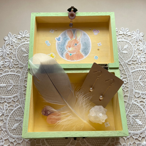 宝物入れ〉小花の錠とうさぎの守り番 (木箱・小物入れ 宝物入れ〉小花の錠とうさぎの守り番 (木箱・小物入れ