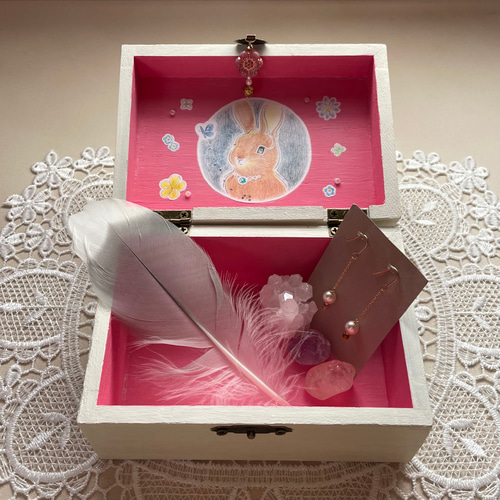 人気ブランドの新作 宝物入れ〉小花の錠とうさぎの守り番 (木箱・小物入れ 工芸品