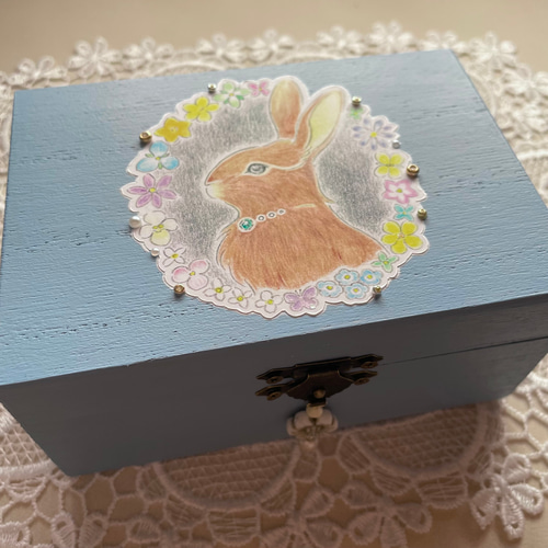 WEB限定カラー 宝物入れ〉小花の錠とうさぎの守り番 (木箱・小物入れ 工芸品