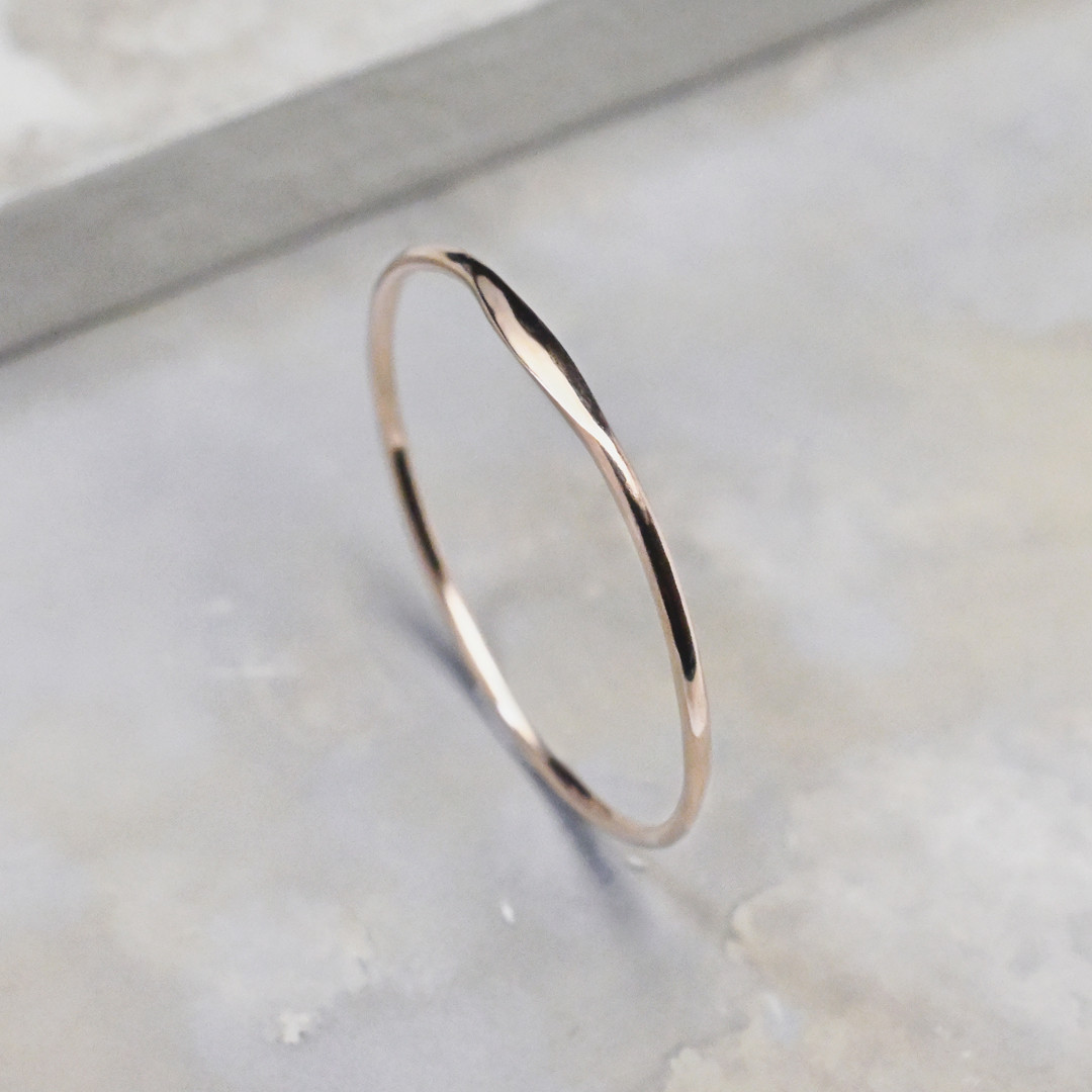 鏡面 K18PGピンクゴールドワンポイント槌目プレーンリング 0.8mm幅 グロス｜K18PG RING｜904