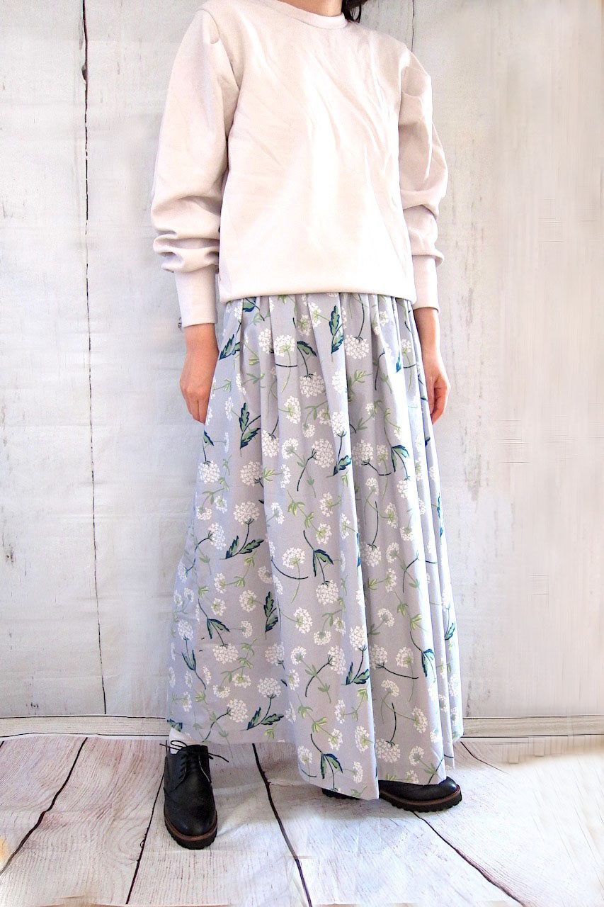 ピーチ起毛ホワイトフラワーのロングスカート ライトグレー