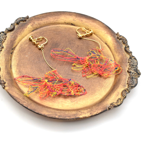透過刺繍の金魚のイヤリングb イヤリング・ノンホールピアス 田口