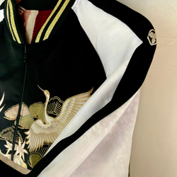 着物リメイクスカジャン　リバーシブル　留袖リメイク　和服リメイク　金箔　鶴　松　小菊　レディース　M〜L 3枚目の画像