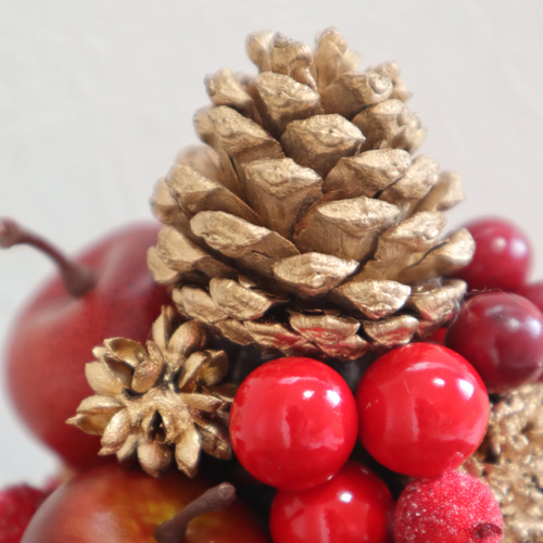 A4 りんごとベリーとゴールドの松ぼっくりのクリスマスツリー アート