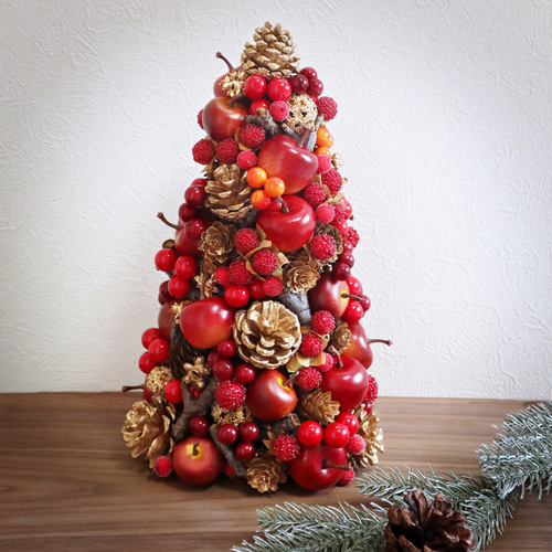 A4 りんごとベリーとゴールドの松ぼっくりのクリスマスツリー アート