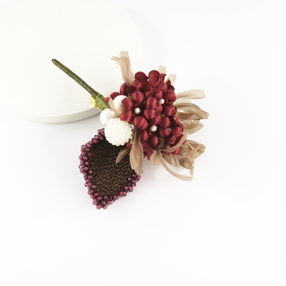 Corsage. コサージュ " Mini bouquet. 布花と刺繡のブローチ " | ブラウン×レッド | 5枚目の画像