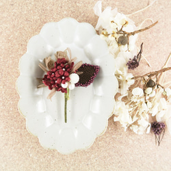 Corsage. コサージュ " Mini bouquet. 布花と刺繡のブローチ " | ブラウン×レッド | 2枚目の画像
