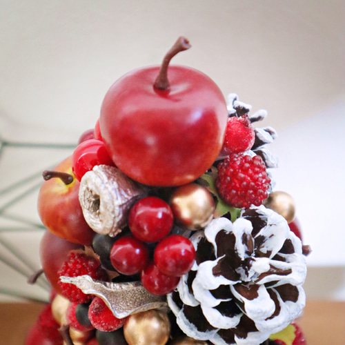 B1 りんごとベリーと白い松ぼっくりのクリスマスツリー（ミニ） アート