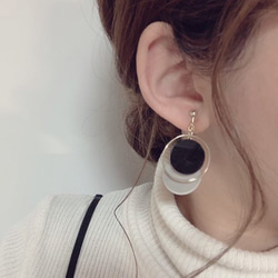 Asymmetry color pallet pierce/earring(Black×Beige) 2枚目の画像