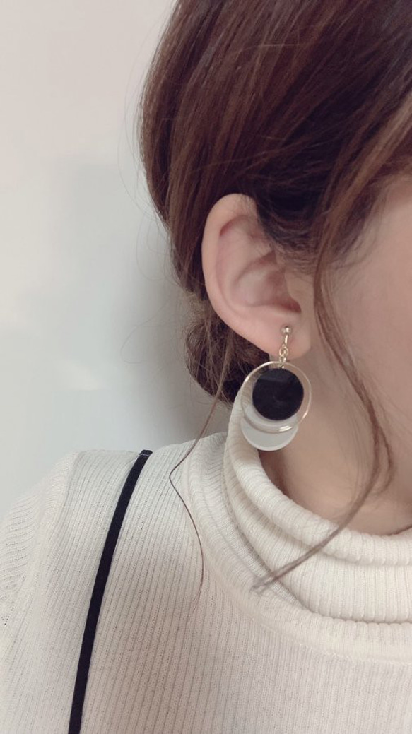 Asymmetry color pallet pierce/earring(Black×Beige) 2枚目の画像