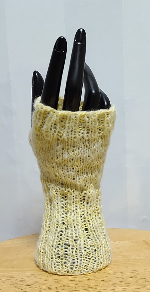 ハンドメイド　手編み　アームウｫーマ　指無し手袋　ベビーイエロー　フリーサイズ 4枚目の画像