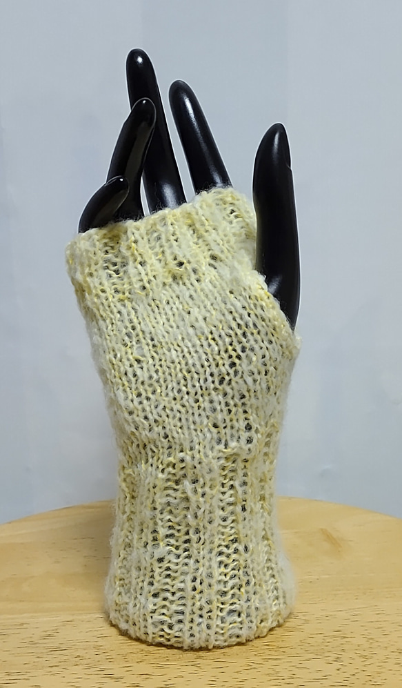 ハンドメイド　手編み　アームウｫーマ　指無し手袋　ベビーイエロー　フリーサイズ 3枚目の画像