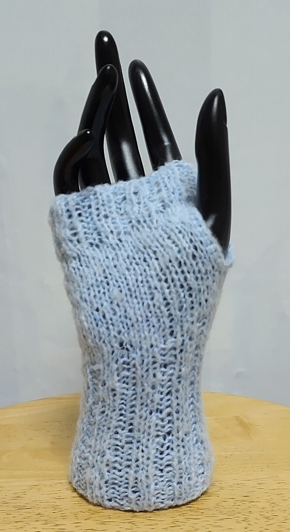 ハンドメイド　手編み　アームウｫーマ　指無し手袋　ベビーブルー　フリーサイズ 3枚目の画像