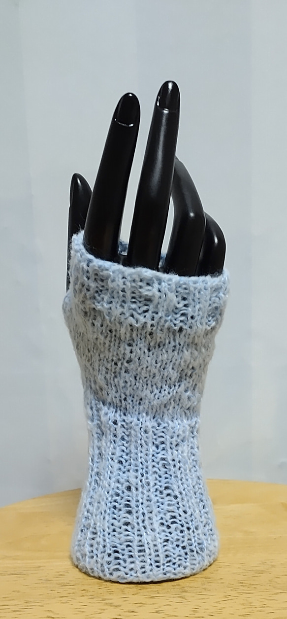 ハンドメイド　手編み　アームウｫーマ　指無し手袋　ベビーブルー　フリーサイズ 4枚目の画像