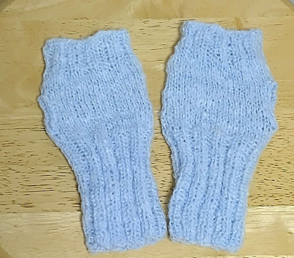 ハンドメイド　手編み　アームウｫーマ　指無し手袋　ベビーブルー　フリーサイズ 2枚目の画像