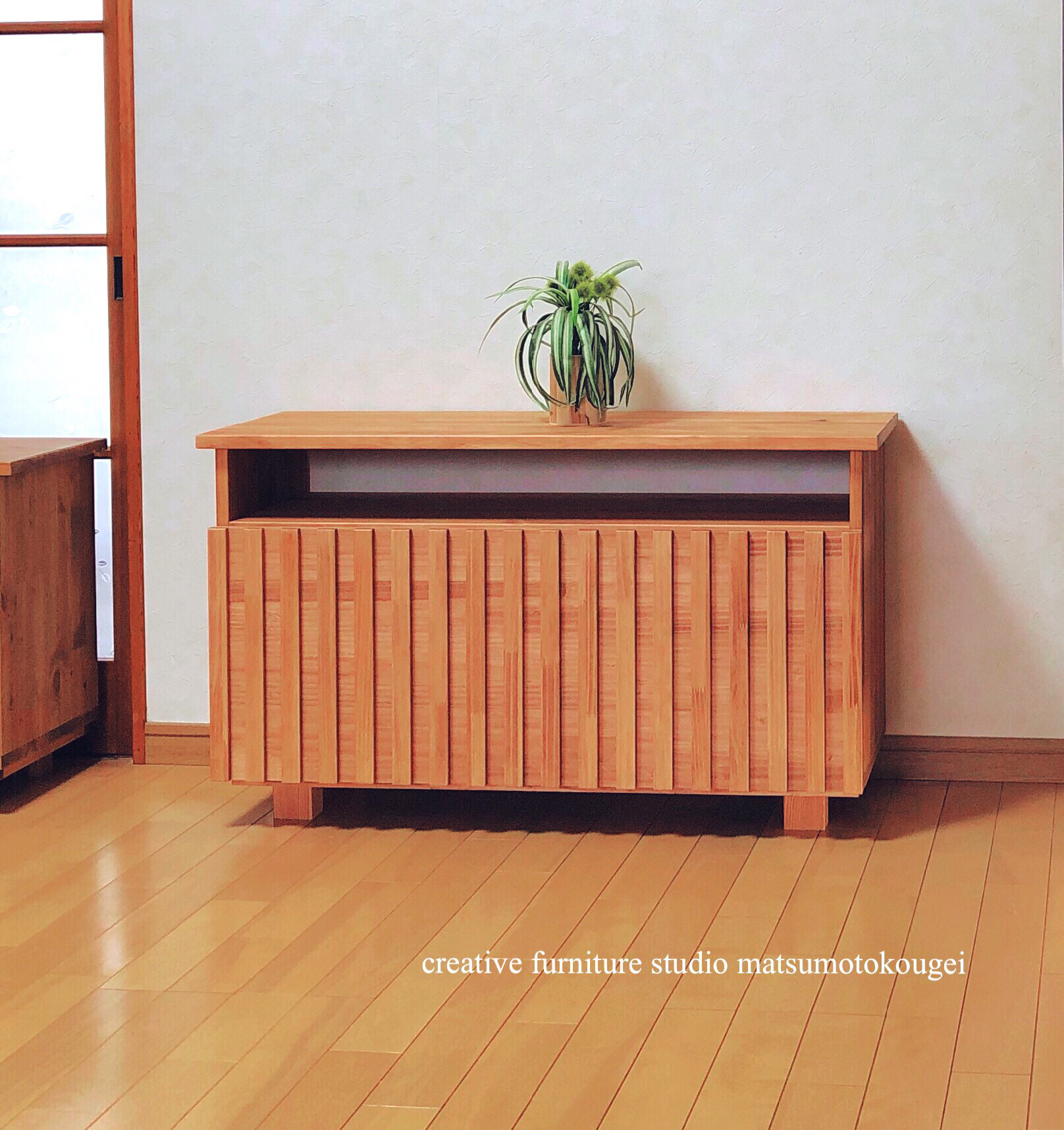 昭和レトロ　アンティーク　木彫り　マガジンラック　本棚　ぶどう柄　手彫り 昭和レトロ アンティーク 木彫り マガジンラック 本棚 ぶどう柄