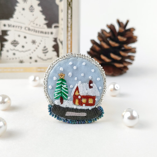 受注制作】クリスマスのスノードーム刺繍ブローチ ブローチ かなちゃん