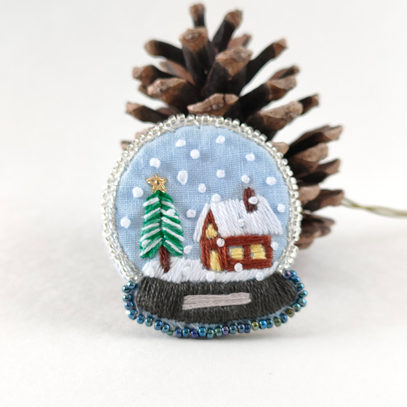 クリスマスのスノードーム刺繍ブローチ 3枚目の画像