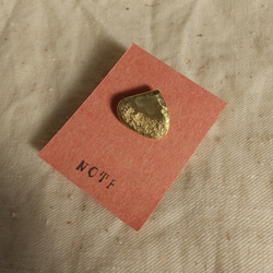 栗の小さな真鍮ピンバッチ 2枚目の画像