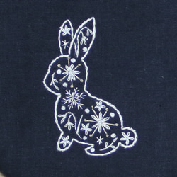 兔子和雪花抽繩小包手工刺繡海軍藍 第6張的照片