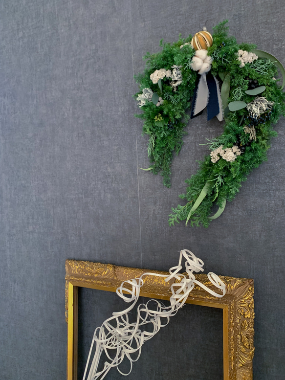 グリーンにホワイトとブルーのシックなクリスマスリース　馬蹄型 2枚目の画像