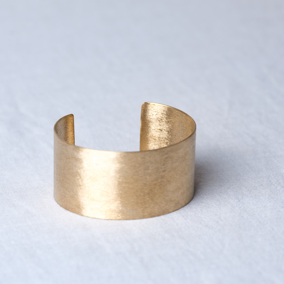 無垢真鍮のバングル｜W30mm 〈丁度いいサイズが見つかる〉5サイズ 2枚目の画像