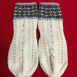 靴下向きの丈夫な毛糸で編んだ北欧風模様のショートソックス 1枚目の画像