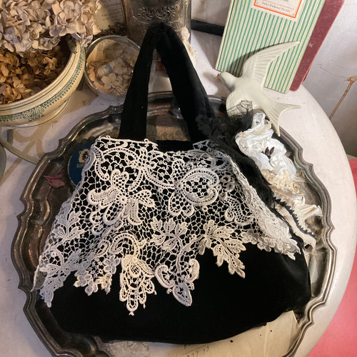 優雅で繊細なアンティークレースパッチのぷっくりパンプキン型黒