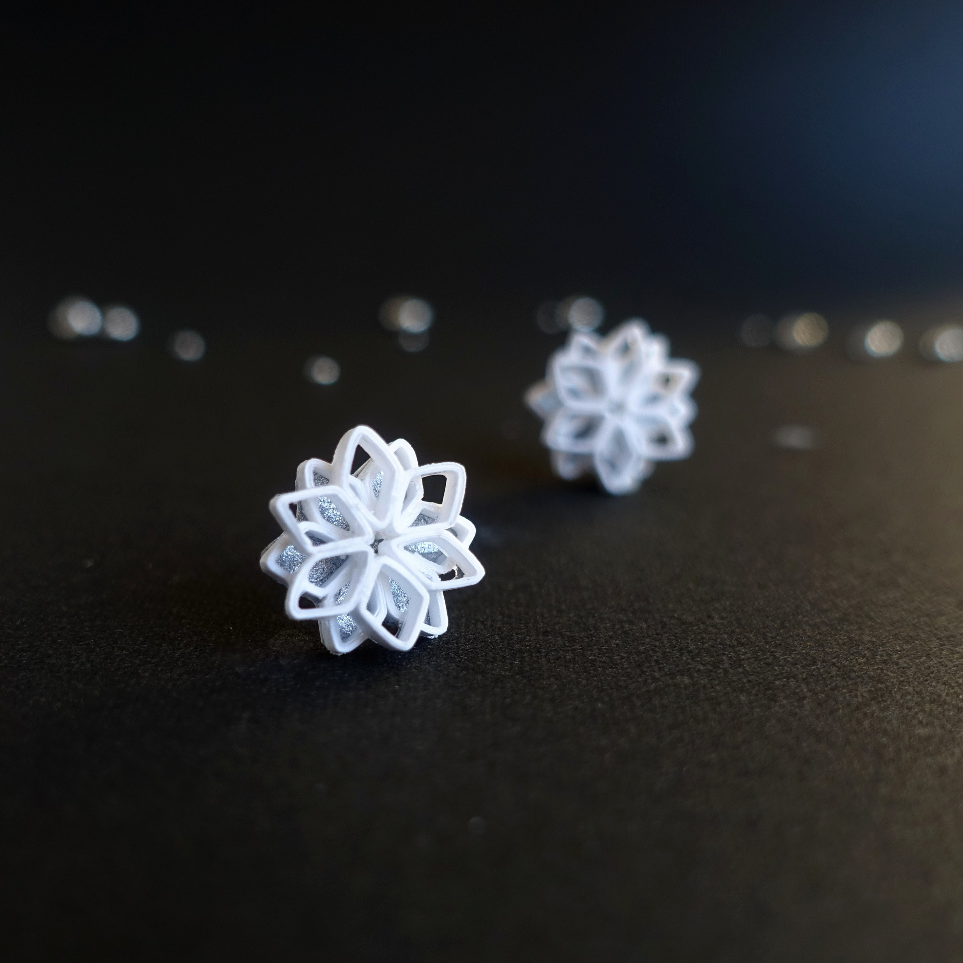 軽い紙ピアス(イヤリング)　ホワイト×シルバーの星　金属アレルギー対応 誕生日プレゼントにも