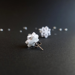 軽い紙ピアス(イヤリング)　ホワイト×シルバーの星　金属アレルギー対応  クリスマスプレゼントにも 2枚目の画像