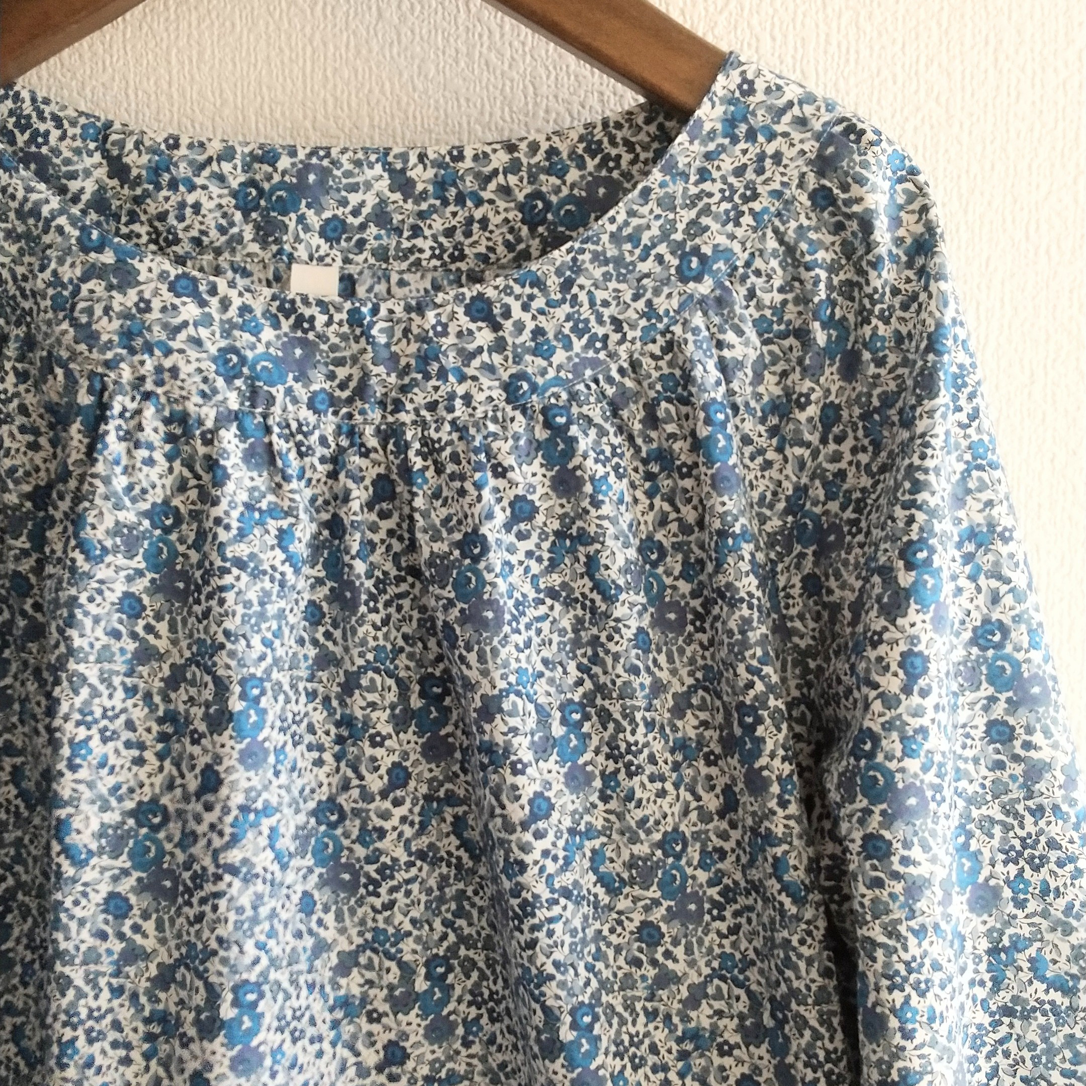 リバティ☆エマアンドジョージーナ　ブルー系ヨークブラウスSＭL