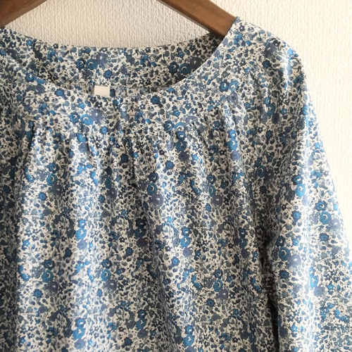 極美品 Parkes リバティ柄【ザンジー・サンビーム】長袖ブラウス ブルー M 極美品 Parkes リバティ柄【ザンジー・サンビーム】長袖ブラウス