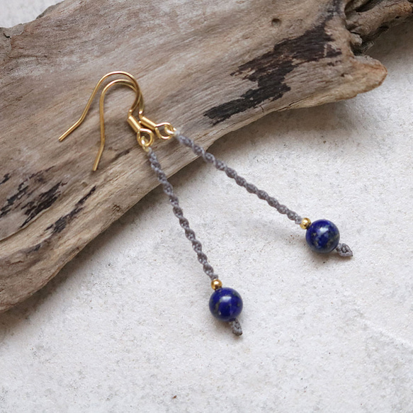天然石一粒ーシンプルマクラメピアス【ラピスラズリ】macp076軽やかに揺れるアレルギーフリーのアクセサリー 1枚目の画像