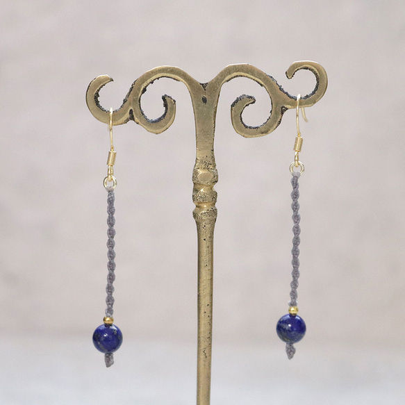 天然石一粒ーシンプルマクラメピアス【ラピスラズリ】macp076軽やかに揺れるアレルギーフリーのアクセサリー 2枚目の画像