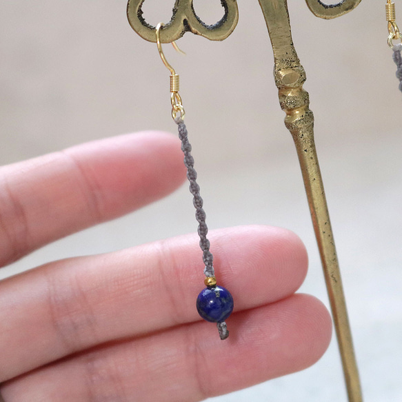 天然石一粒ーシンプルマクラメピアス【ラピスラズリ】macp076軽やかに揺れるアレルギーフリーのアクセサリー 5枚目の画像