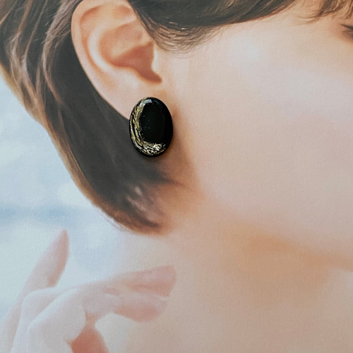 ツートンラウンド型レジンピアス＊ブラック ピアス（スタッド