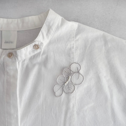 オーガンジー刺繍ユーカリ ブローチ(グレージュ)【受注制作】 6枚目の画像