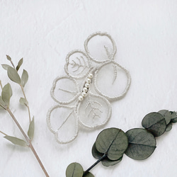 オーガンジー刺繍ユーカリ ブローチ(グレージュ)【受注制作】 1枚目の画像