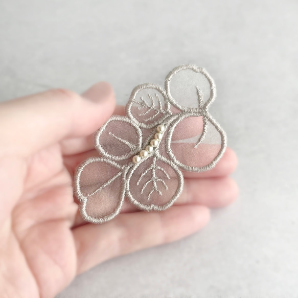 オーガンジー刺繍ユーカリ ブローチ(グレージュ)【受注制作】 3枚目の画像
