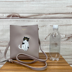 【送料無料】おすわりハチワレ猫の刺繍 フェイクレザーミニショルダーバッグ 10枚目の画像
