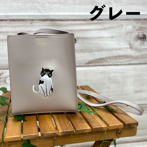 送料無料】おすわりハチワレ猫の刺繍 フェイクレザーミニ 送料無料】おすわりハチワレ猫の刺繍 フェイクレザーミニ