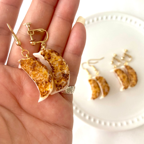 焼き目リニューアル！ミニサイズ！餃子 ピアスorイヤリング 食品