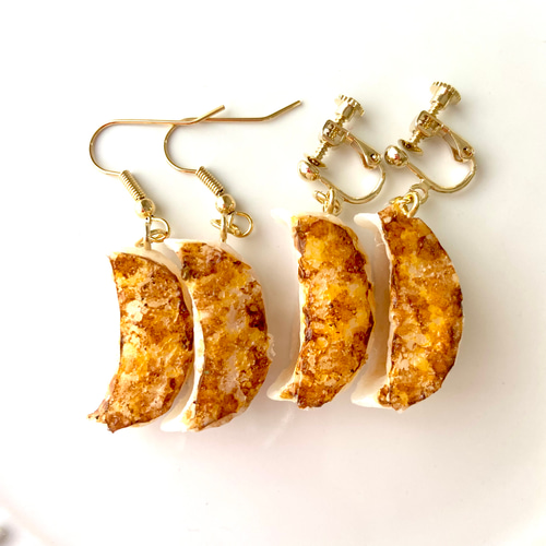 焼き目リニューアル！ミニサイズ！餃子 ピアスorイヤリング 食品