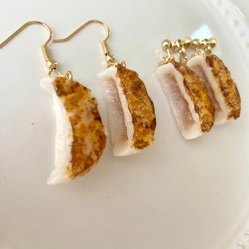 焼き目リニューアル！ミニサイズ！餃子 ピアスorイヤリング 食品