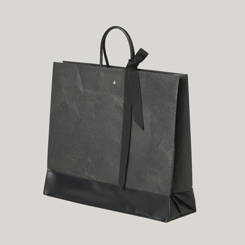 美品、紙袋付き】SAINT LAURENT ブラックレザーキーホルダー 読ま