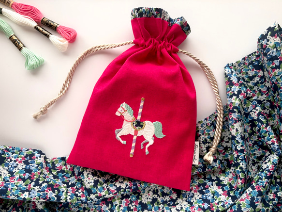 メリーゴーランド木馬と小花柄の手刺繍巾着【ベリー】 巾着袋 Syrup