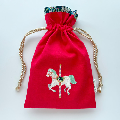 メリーゴーランド木馬と小花柄の手刺繍巾着【ベリー】 巾着袋 Syrup