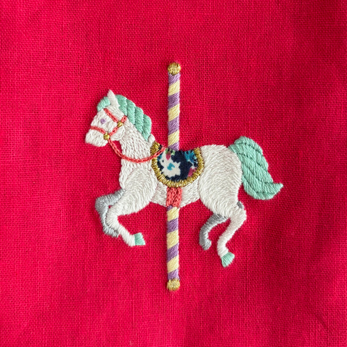 メリーゴーランド木馬と小花柄の手刺繍巾着【ベリー】 巾着袋 Syrup